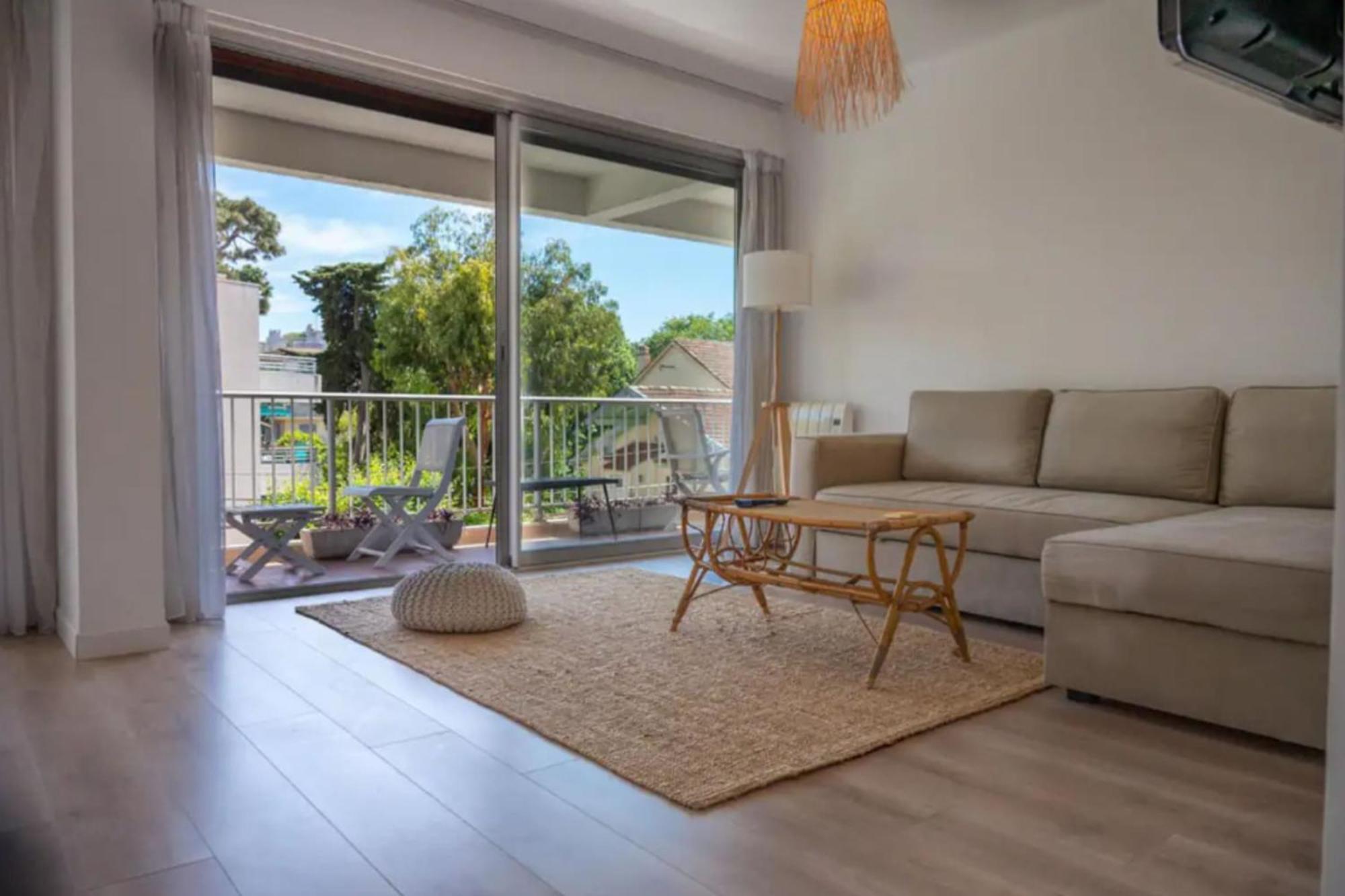 Magnificent Close To The With Sea View